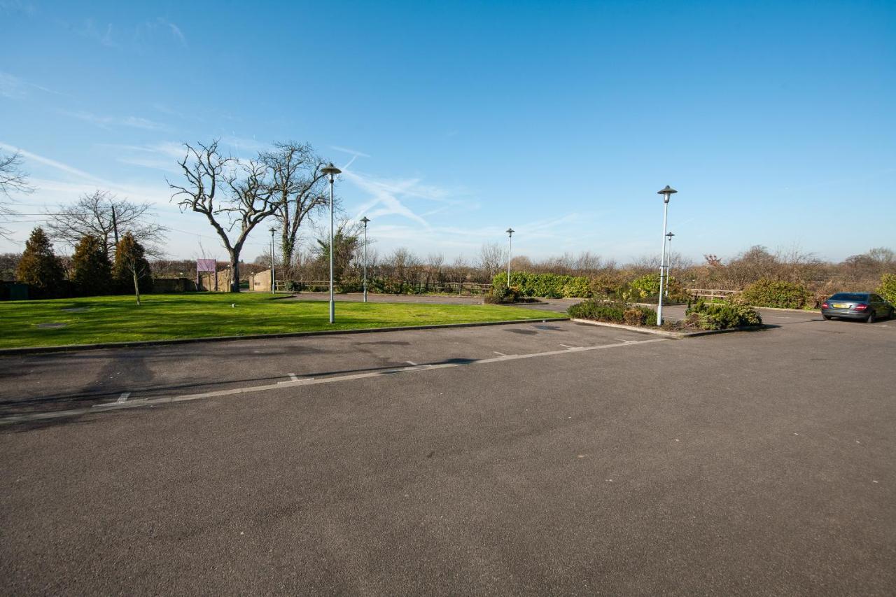 Berwick Manor Hotel Rainham  Exterior photo